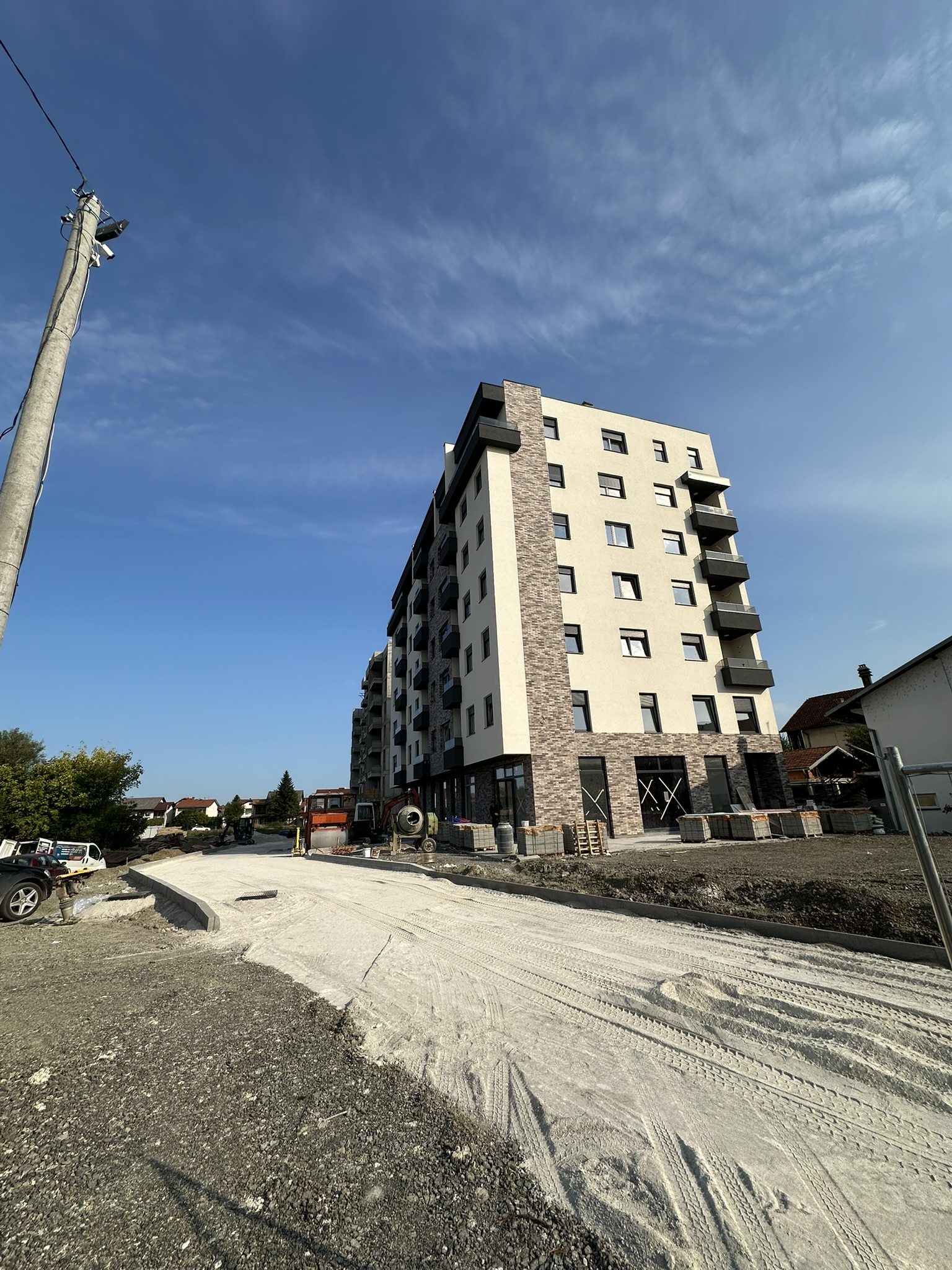 URIJE - završena zgrada sa druge strane